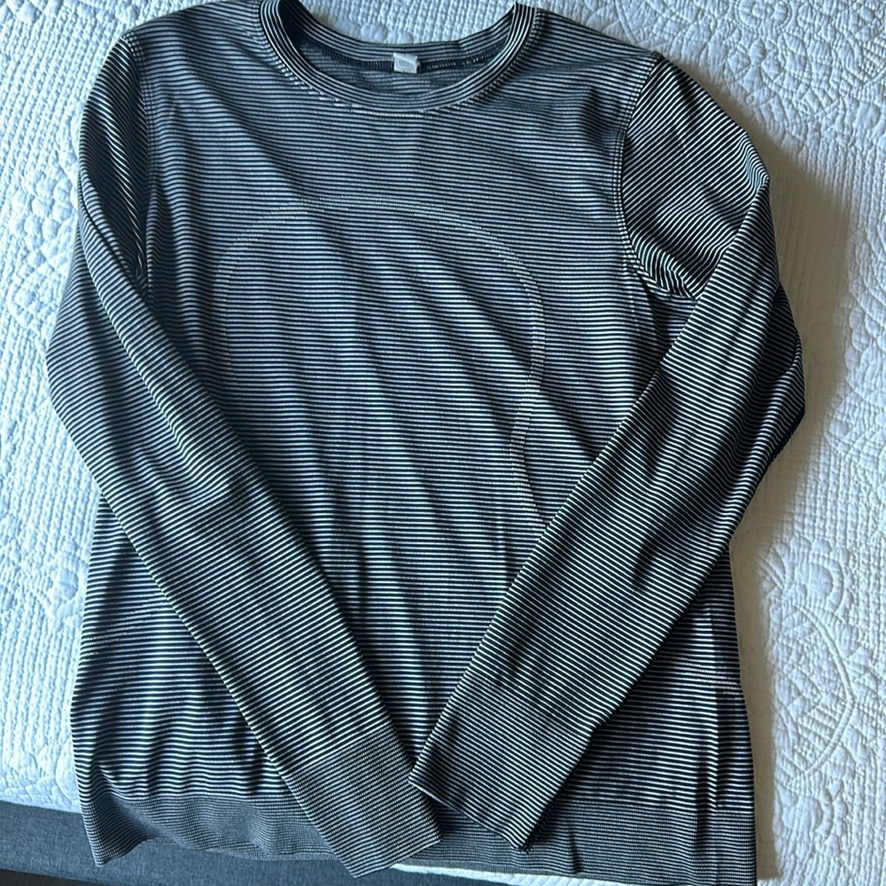 Lululemon swiftly relaxed fit size 6 EUC non smoking